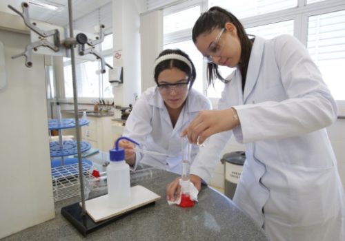 Adeline aprendeu a lidar com vidas no Curso de Farmácia